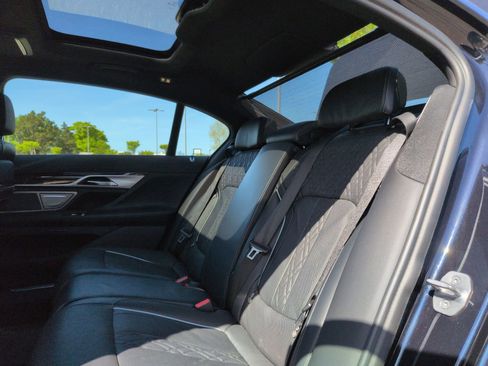 Used 2022 BMW 750i xDrive w/ M Sport Package AWD/4WD image 30