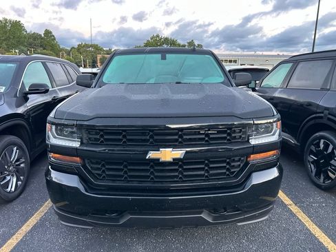 Used 2019 Chevrolet Silverado 1500 Custom w/ Custom Convenience Package AWD/4WD image 2