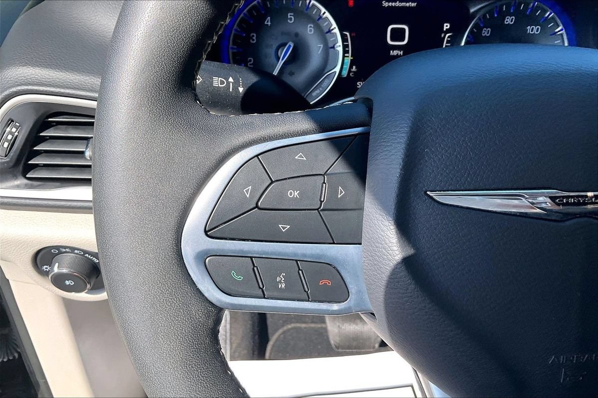 Used 2023 Chrysler Pacifica Touring-L FWD image 11