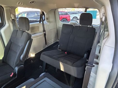 Used 2018 Dodge Grand Caravan SE FWD image 13