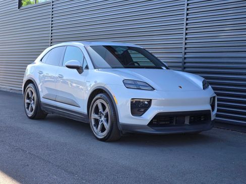 Certified 2025 Porsche Macan 4 Electric AWD/4WD image 9