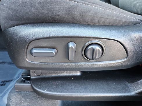 Used 2022 Chevrolet Traverse LT image 12