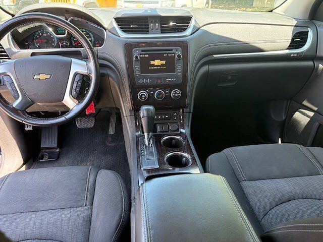 Used 2017 Chevrolet Traverse LT w/ Style and Technology Package FWD image 12