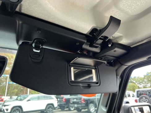 Certified 2020 Jeep Gladiator Overland image 38