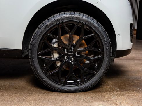 Used 2022 Land Rover Range Rover SE image 12