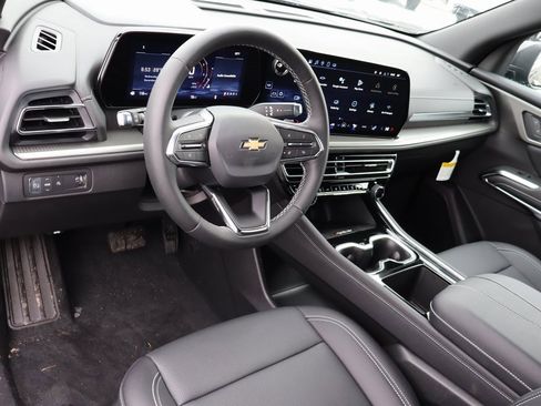 Used 2025 Chevrolet Traverse LT w/ Sun and Wheel Package image 5