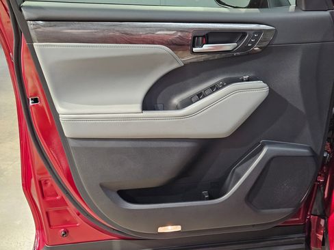 New 2026 Toyota Highlander Platinum AWD/4WD image 11