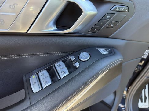 Used 2022 BMW X7 xDrive40i w/ M Sport Package image 18