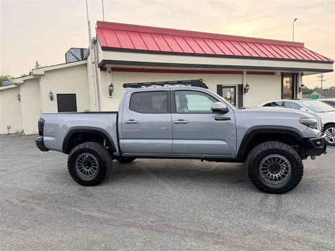 Used 2017 Toyota Tacoma TRD Pro AWD/4WD image 4