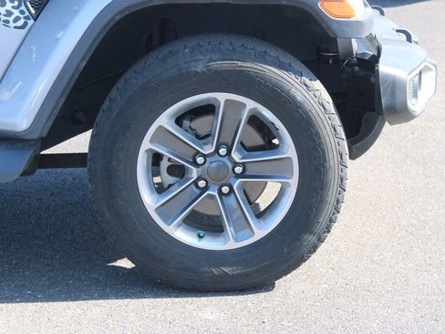 Used 2020 Jeep Wrangler Unlimited Sahara image 12