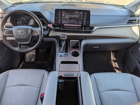 Used 2024 Toyota Sienna XLE FWD image 4