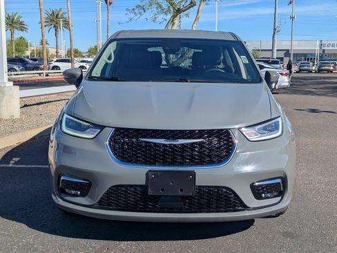 Used 2023 Chrysler Pacifica Touring-L image 6