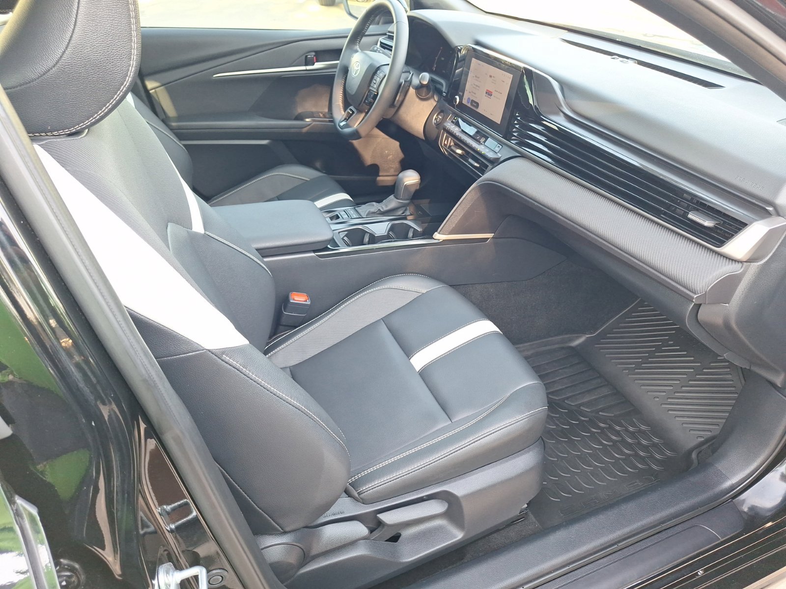 Used 2025 Toyota Camry SE w/ Convenience Package FWD image 33