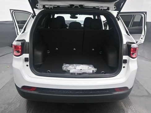 Used 2025 Jeep Compass Sport w/ Mopar Graphics Package image 18