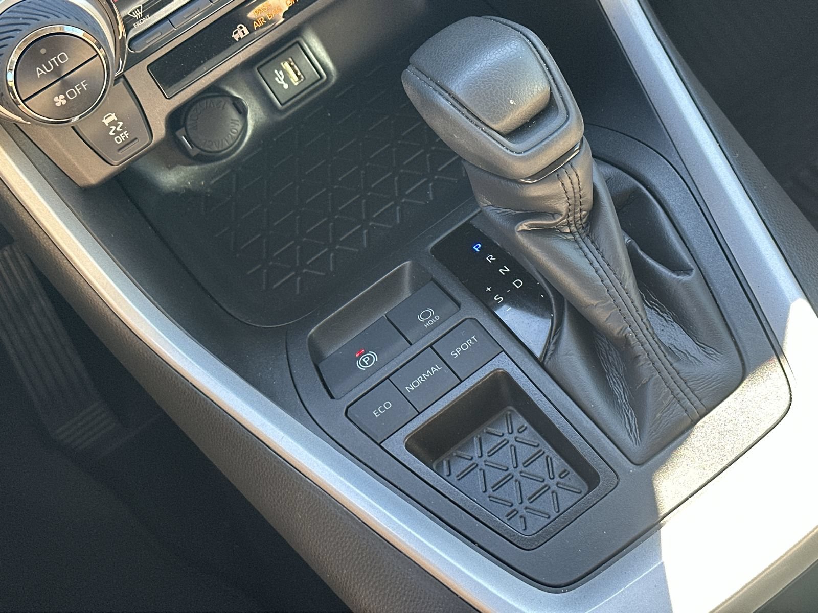 Used 2025 Toyota RAV4 XLE w/ Convenience Package FWD image 30