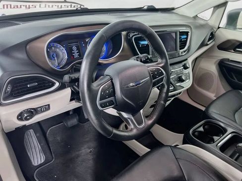 Used 2019 Chrysler Pacifica Touring-L FWD image 10