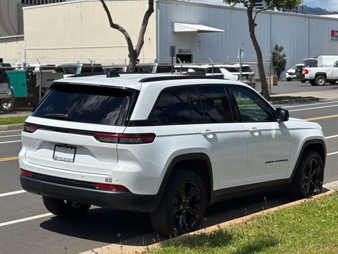Used 2022 Jeep Grand Cherokee Altitude RWD image 5