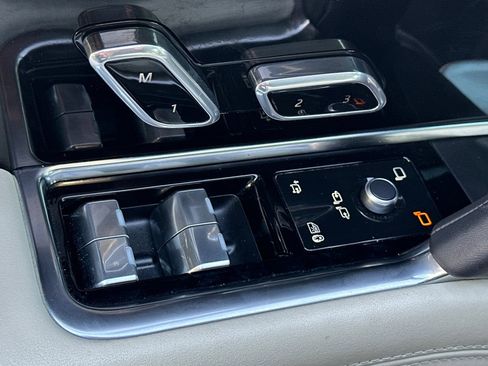 Used 2024 Land Rover Range Rover Long Wheelbase Autobiography image 15