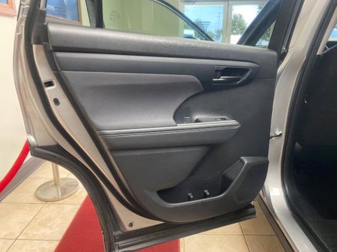 Used 2024 Toyota Highlander LE image 9