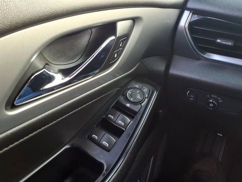 Used 2023 Chevrolet Traverse LT image 13