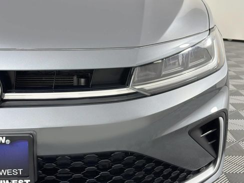Used 2025 Volkswagen Jetta SE FWD image 4