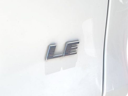 Used 2021 Toyota RAV4 LE FWD image 8