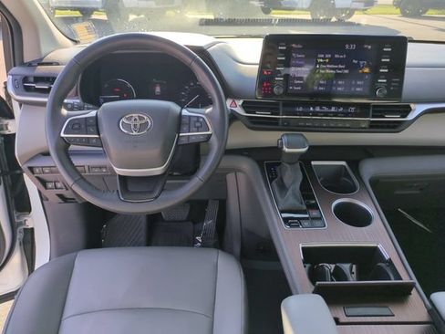 Used 2023 Toyota Sienna XLE FWD image 29
