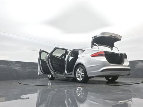 Used 2018 Ford Fusion SE w/ Fusion SE Technology Package image 39