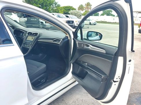 Used 2020 Ford Fusion SE AWD/4WD image 14