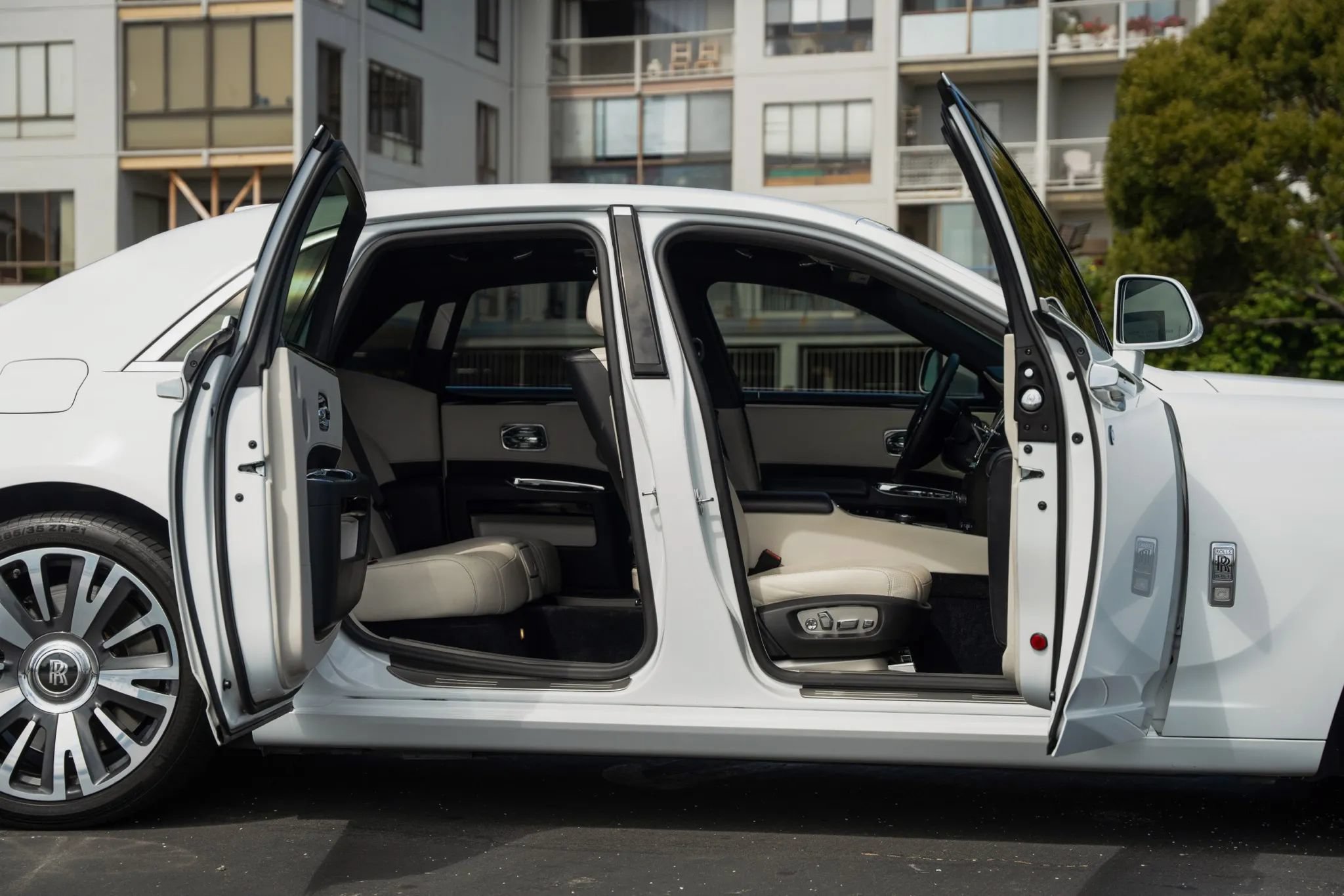 Used 2018 Rolls-Royce Ghost RWD image 17