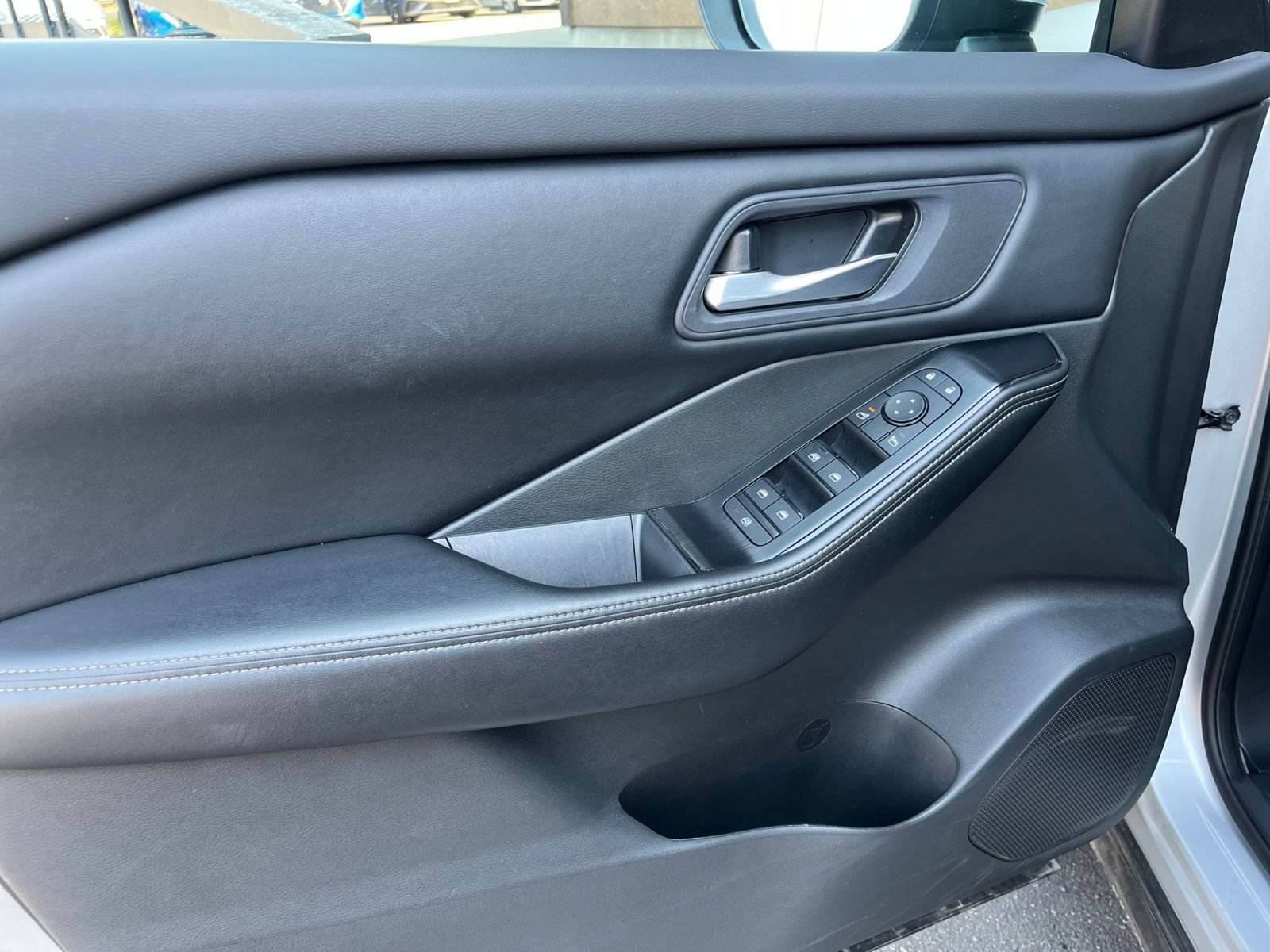 Used 2025 Nissan Rogue SV FWD image 18