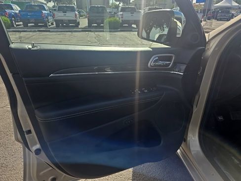 Used 2015 Jeep Grand Cherokee Overland AWD/4WD image 8