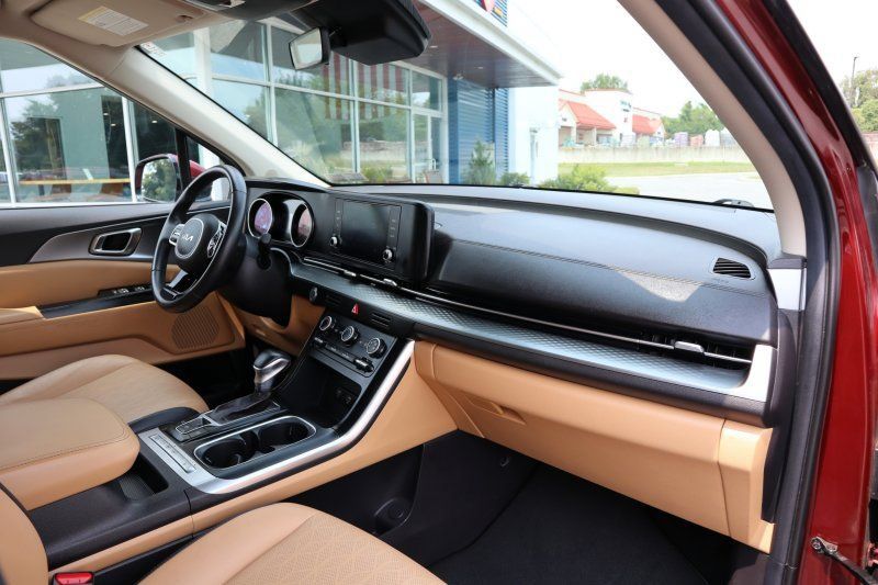 Used 2022 Kia Carnival LX FWD image 19