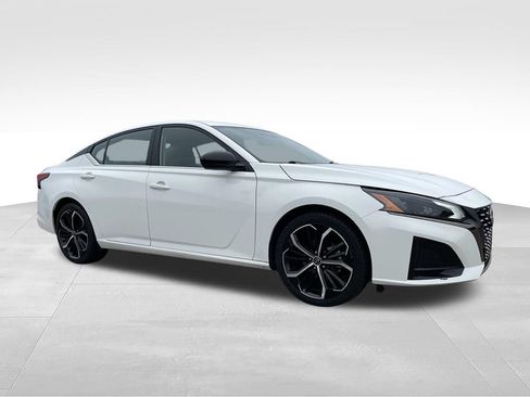 Used 2024 Nissan Altima 2.5 SR FWD image 2