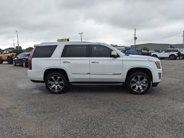 Used 2018 Cadillac Escalade Luxury AWD/4WD image 3