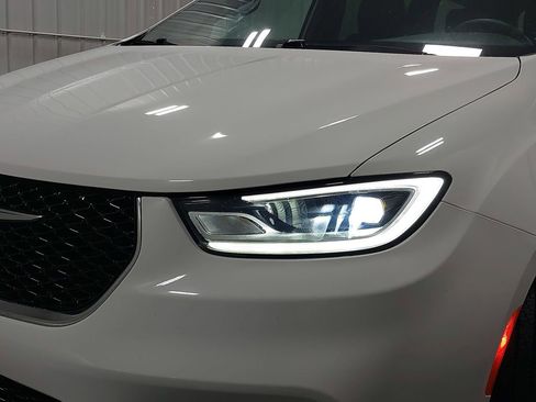 Used 2025 Chrysler Pacifica Select image 33