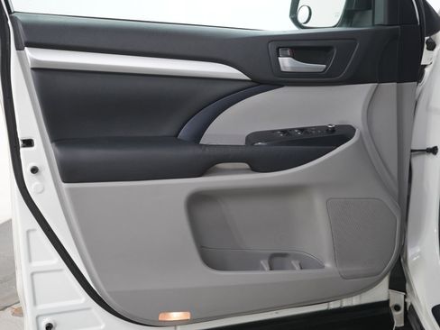 Used 2015 Toyota Highlander XLE image 17