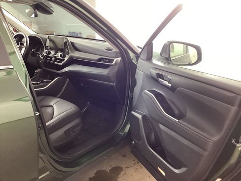 Used 2023 Toyota Highlander XLE AWD/4WD image 20