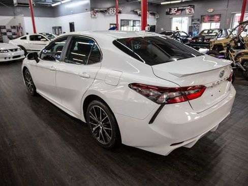 Used 2021 Toyota Camry SE image 3