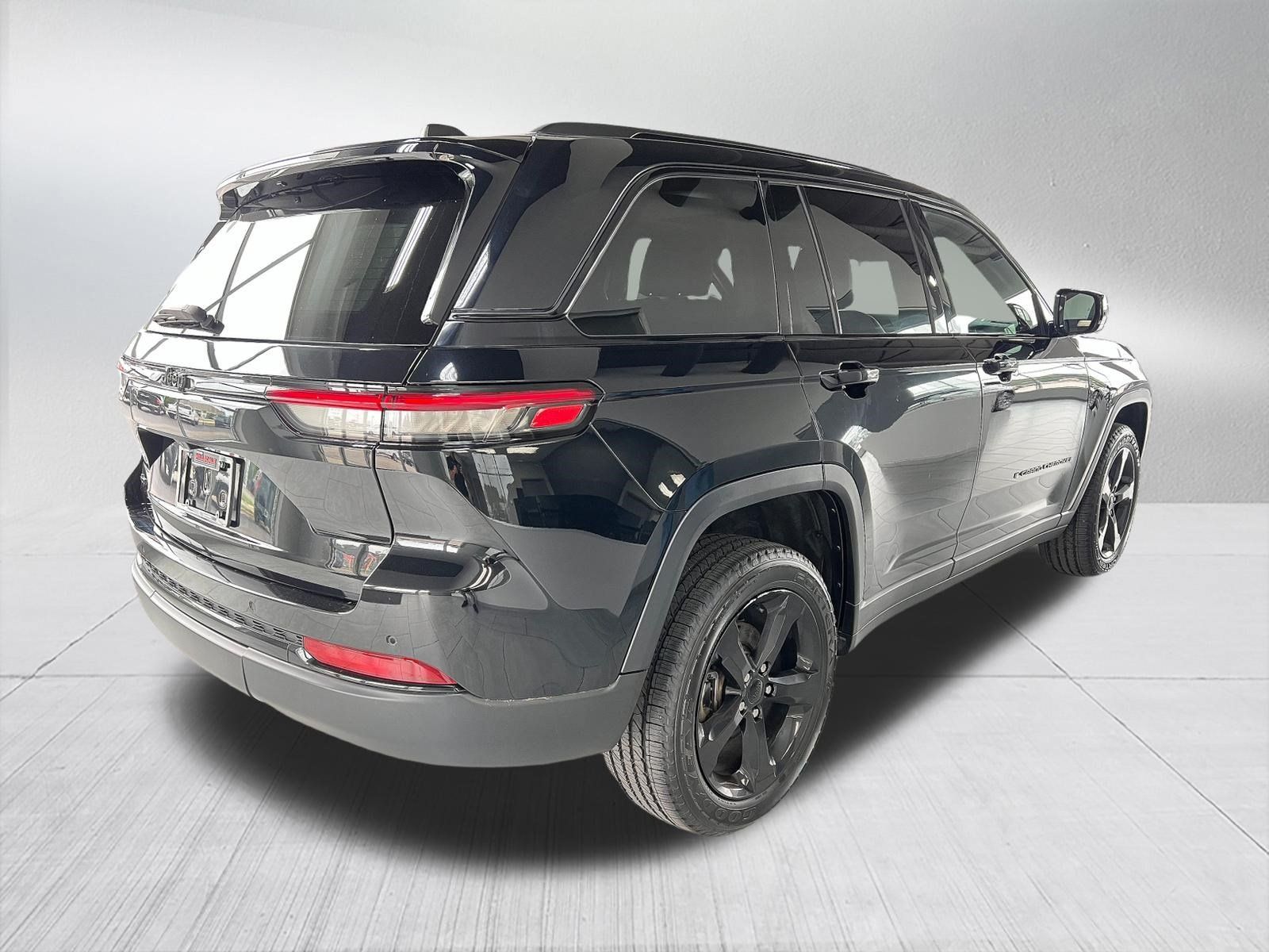 Used 2023 Jeep Grand Cherokee Altitude AWD/4WD image 4