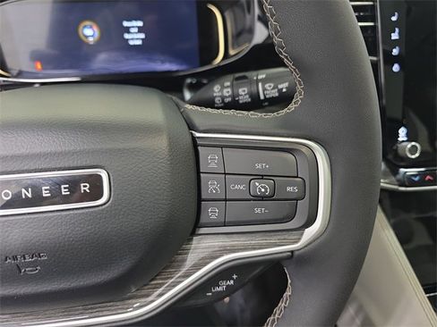 Used 2022 Jeep Wagoneer Series III w/ Premium Group I image 18