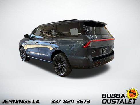 New 2026 Lincoln Navigator Reserve w/ Jet Appearance Package image 3