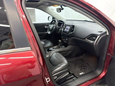 Used 2019 Jeep Cherokee Latitude Plus w/ Comfort/Convenience Group FWD image 14