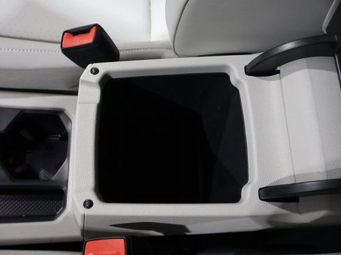 Used 2022 Volkswagen Tiguan SE image 31