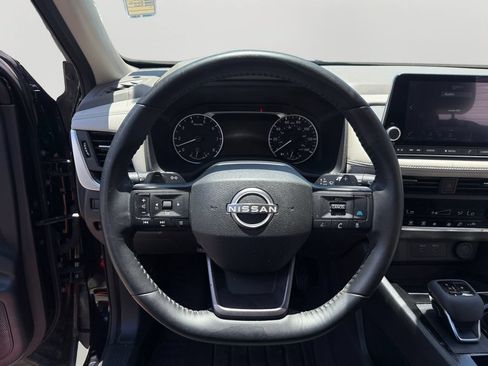 Used 2025 Nissan Rogue SV FWD image 12