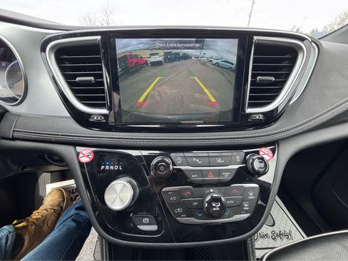 Used 2025 Chrysler Pacifica Limited image 26