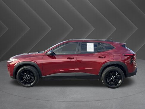 Used 2024 Chevrolet Trax ACTIV w/ Sunroof Package image 2