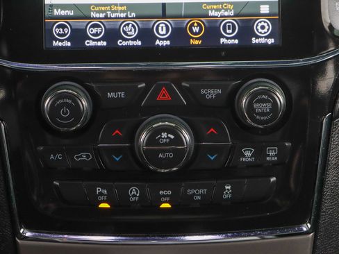 Used 2022 Jeep Grand Cherokee Laredo X image 20