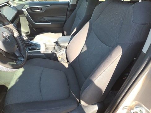 Used 2021 Toyota RAV4 XLE image 5