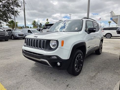 Used 2023 Jeep Renegade Latitude image 3